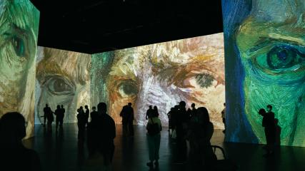 Van Gogh's Starry Night returns to the Atelier des Lumières!