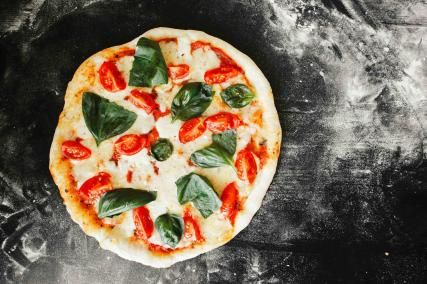 The famous Da Michele pizzeria from Naples opens in Paris 11: authentic Neapolitan pizza just steps from Bastille.